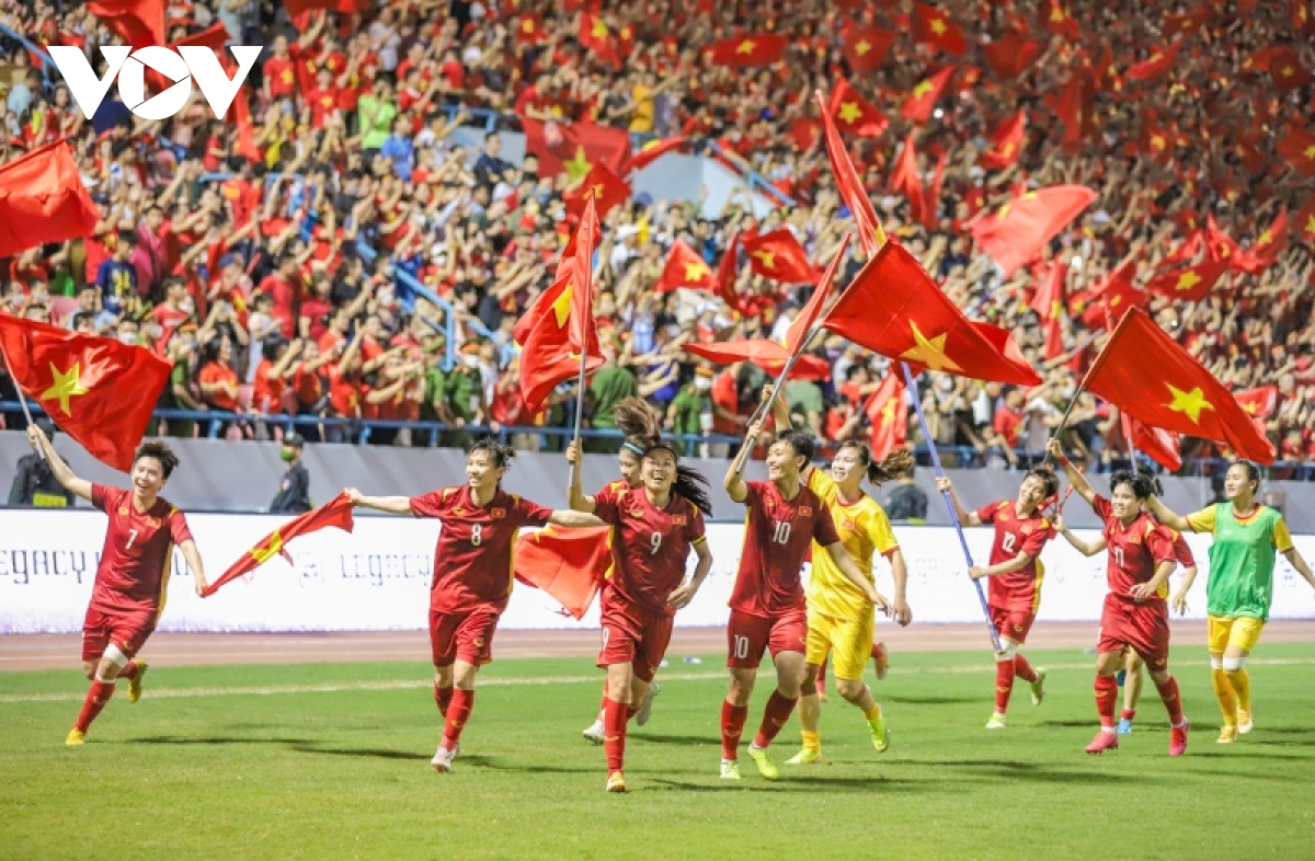 Vietnamese football teams receive diverse congratulations